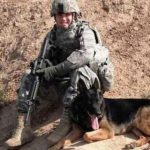 Sergente adotta cane, suo compagno al fronte