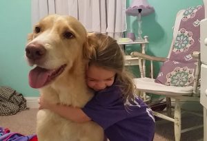 Cane abbandonato festeggia 3 anni di amicizia con la sua piccola umana